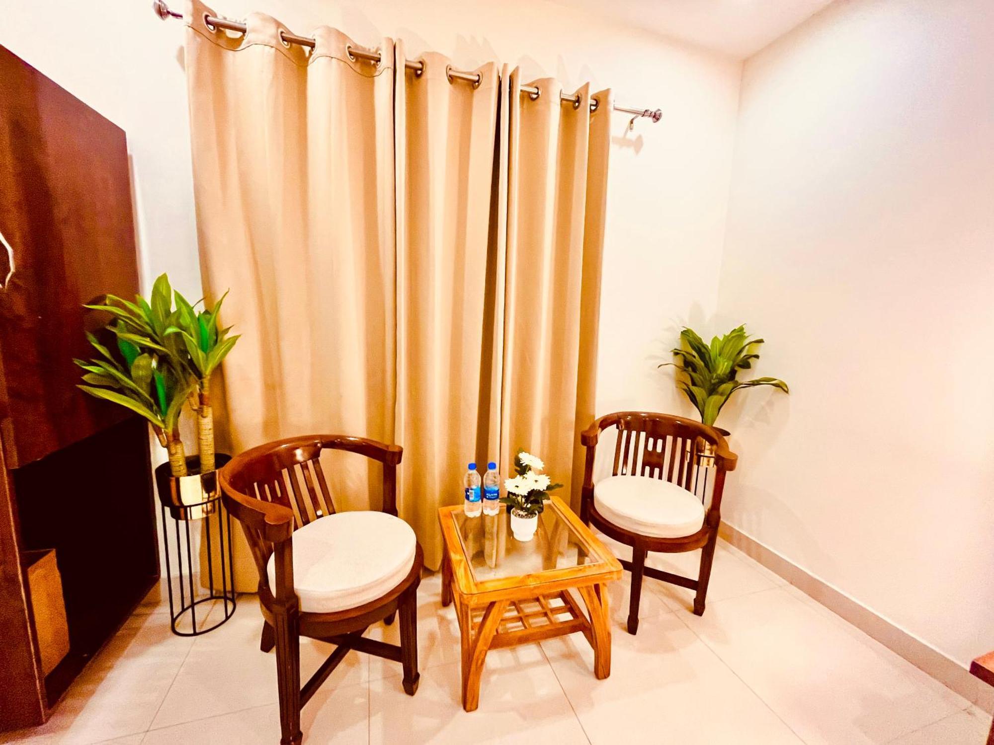 Sampat Royal Cafe Hotel Deli Exterior foto
